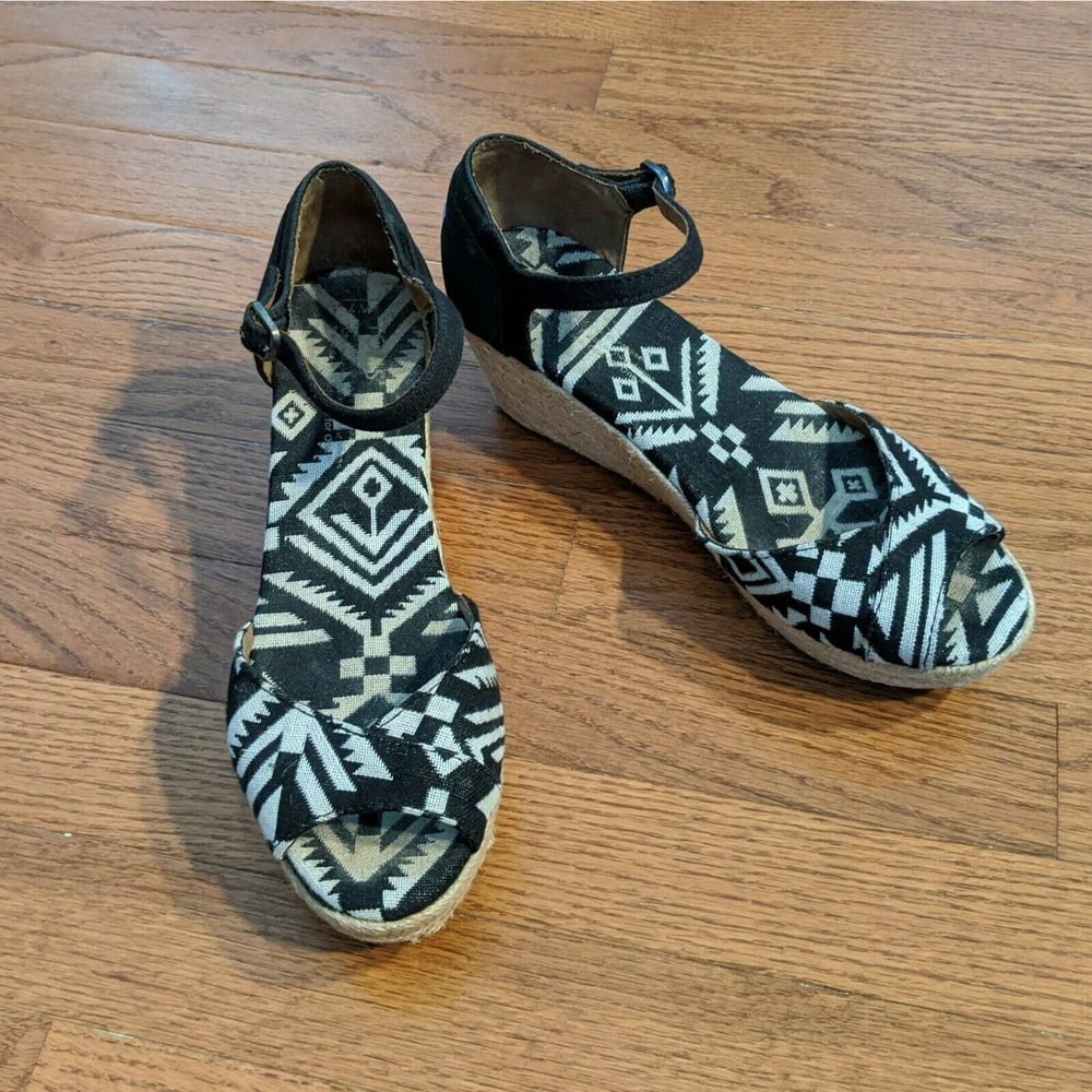 Toms Womens Peep Toe Espadrille Wedge Heels US 7 Black/White Ankle Strap Sandals